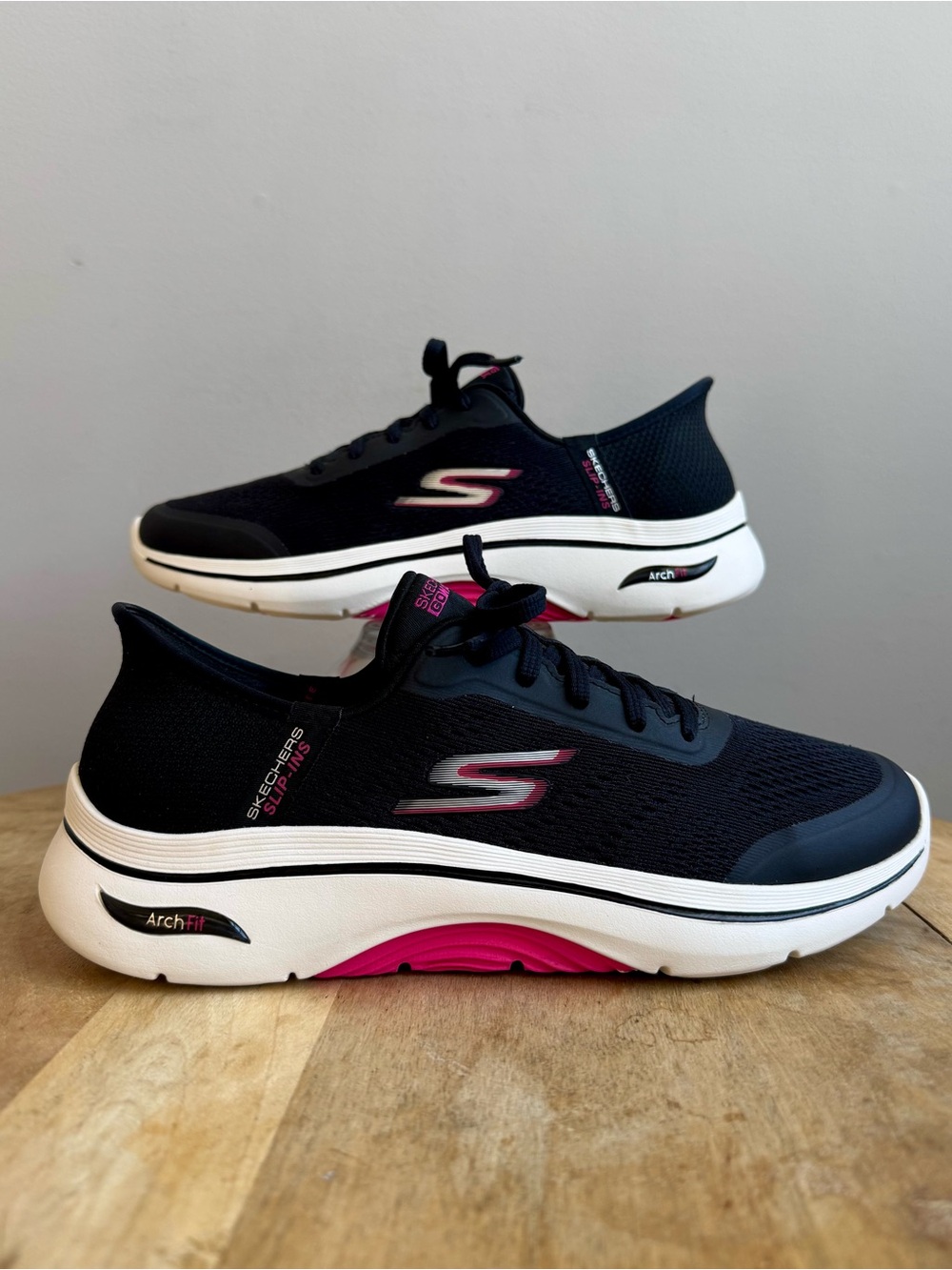 Skechers Hands Free Slip-ins Go Walk Arch Fit 2.0 Valencia – Size 9 Black Pink